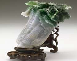 Over 100 years old Jadaiti cabbage, an old Chinese edible, and a layered stone-carved pork chop are called three edibles of the museum.